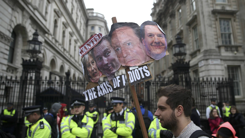 Người biểu tình phản đối ông David Cameron ở gần Văn phòng thủ tướng Anh tại London sau vụ rò rỉ "Hồ sơ Panama" - Ảnh: Reuters