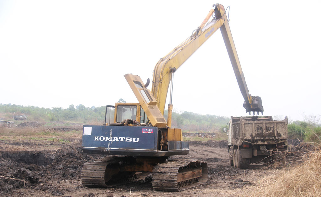 Công ty Lê Sơn Thịnh ngang nhiên khai thác than bùn tại diện tích đang tranh chấp - Ảnh: Lê Lâm