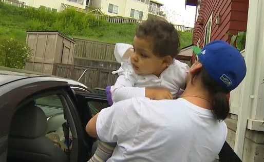 Bé Catalina Ackers được gia đình đưa về nhà từ bệnh viện - Ảnh chụp lại video kênh Komo -TV