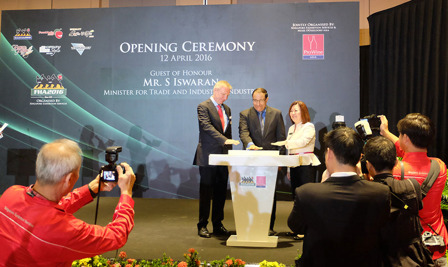 Ông S Iswaran, Bộ trưởng Công thương Singapore, thực hiện nghi thức khai mạc Food & Hotel Asia 2016 - Ảnh: Tân Nhân