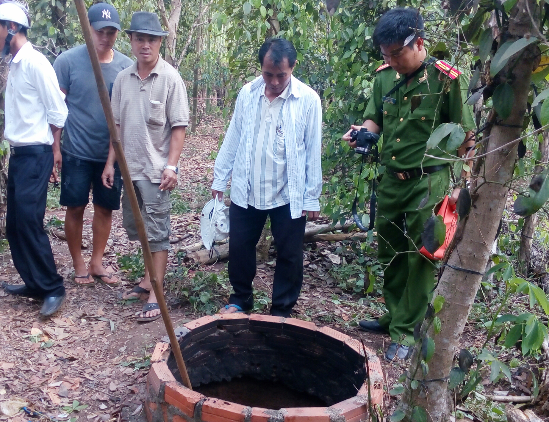 Cơ quan chức năng đang khám nghiệm hiện trường nơi bà Doan được phát hiện chết cháy  - Ảnh: Nguyễn Long
