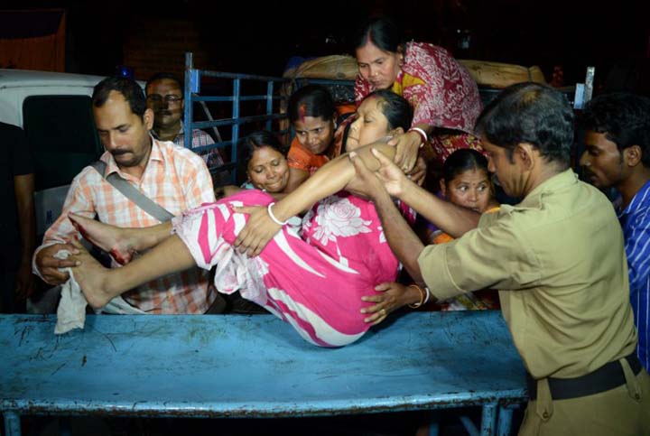 Một người ở Ấn Độ bị thương sau trận động đất tối 13.4 được đưa đi cấp cứu - Ảnh: Reuters