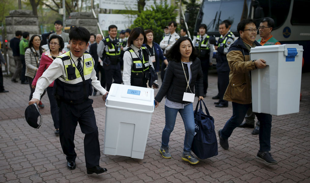 Cảnh sát Hàn Quốc bảo vệ quá trình chuyển thùng phiếu ngày 13.4 - Ảnh: Reuters