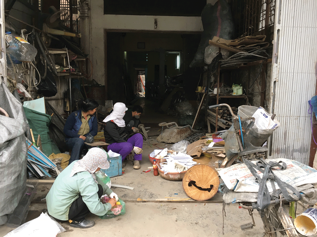 Một điểm thu mua phế liệu tại khu đô thị Trung Văn - Ảnh: Minh Chiến