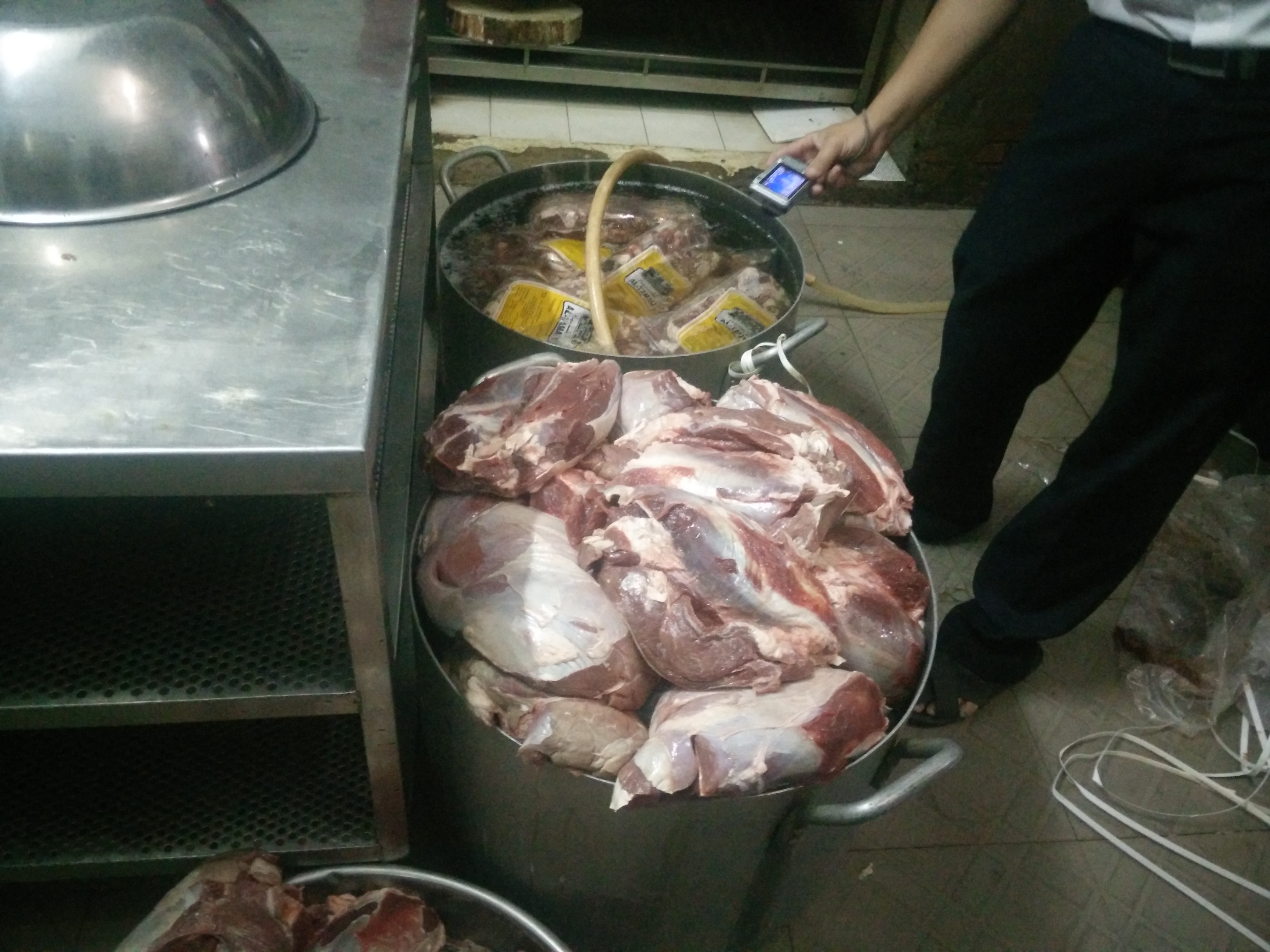Thịt trâu Ấn Độ chuẩn bị hô biến biến thành thịt bò bị bắt giữ - Ảnh: Công Nguyên