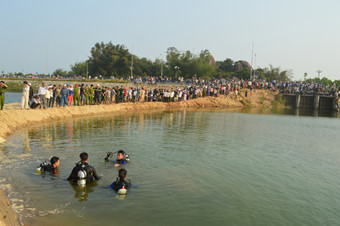 Lực lượng cứu nạn thuộc Sở Cảnh sát PCCC Quảng Ngãi lặn tìm thi thể 9 học sinh chết đuối trên sông Trà Khúc - Ảnh: Hiển Cừ