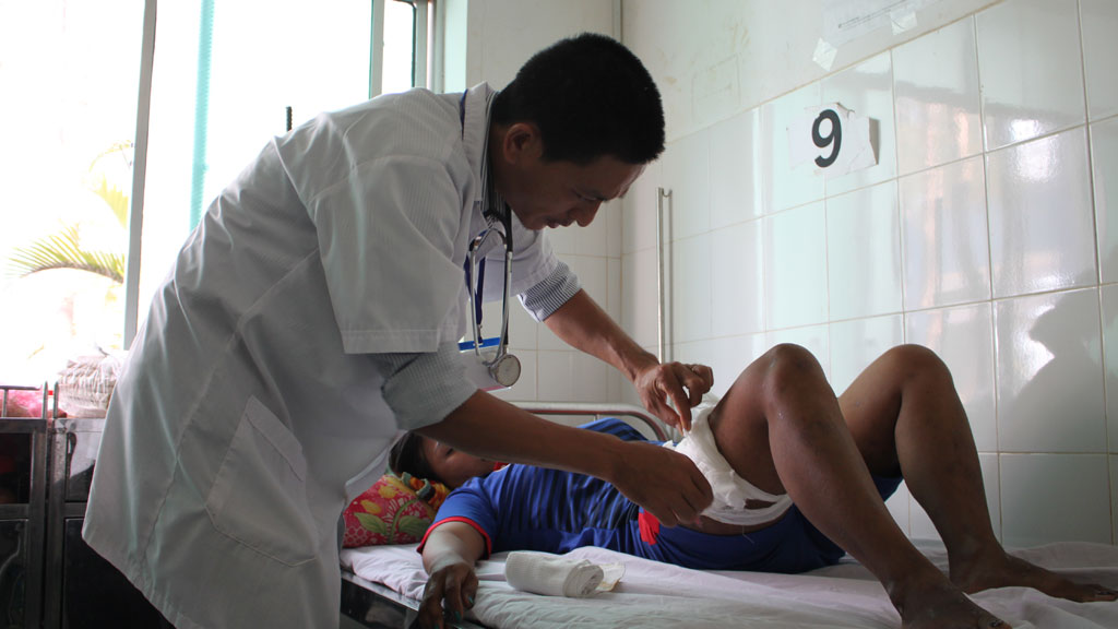 Bác sĩ Mạc Văn Thực đang chăm sóc cho bệnh nhân Pâu Tưa (tỉnh Mondulkiri, Campuchia)
