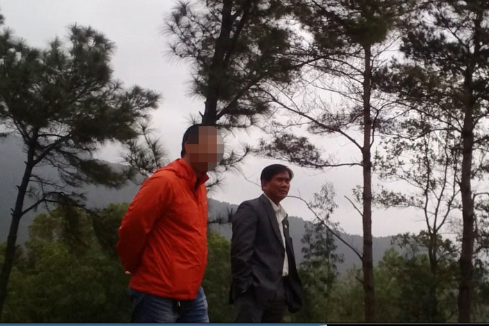 Ông Sơn (đi trước) dẫn phóng viên đi khảo sát mảnh đất rừng tại khu Lâm Trường - Ảnh: Nam Anh