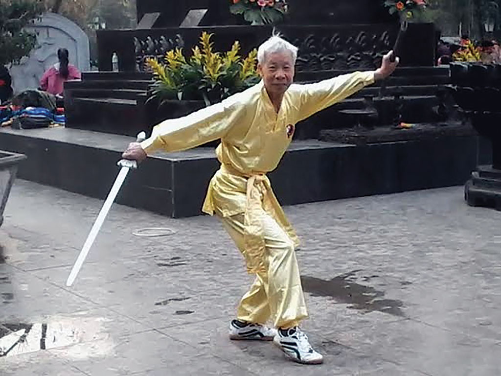 Cụ ông Nguyễn Gia Hạnh (75 tuổi) vẫn dành nhiều huy chương môn võ thuật - Ảnh: Quỳnh An