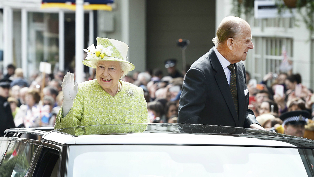 Nữ hoàng Anh Elizabeth II và Hoàng thân Philip vẫy chào công chúng trong dịp sinh nhật lần thứ 90 của Nữ hoàng - Ảnh: Reuters