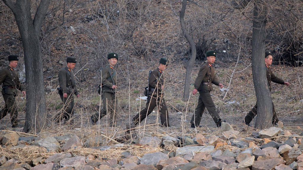 Binh sĩ Triều Tiên tuần tra tại khu vực biên giới với Trung Quốc - Ảnh: AFP