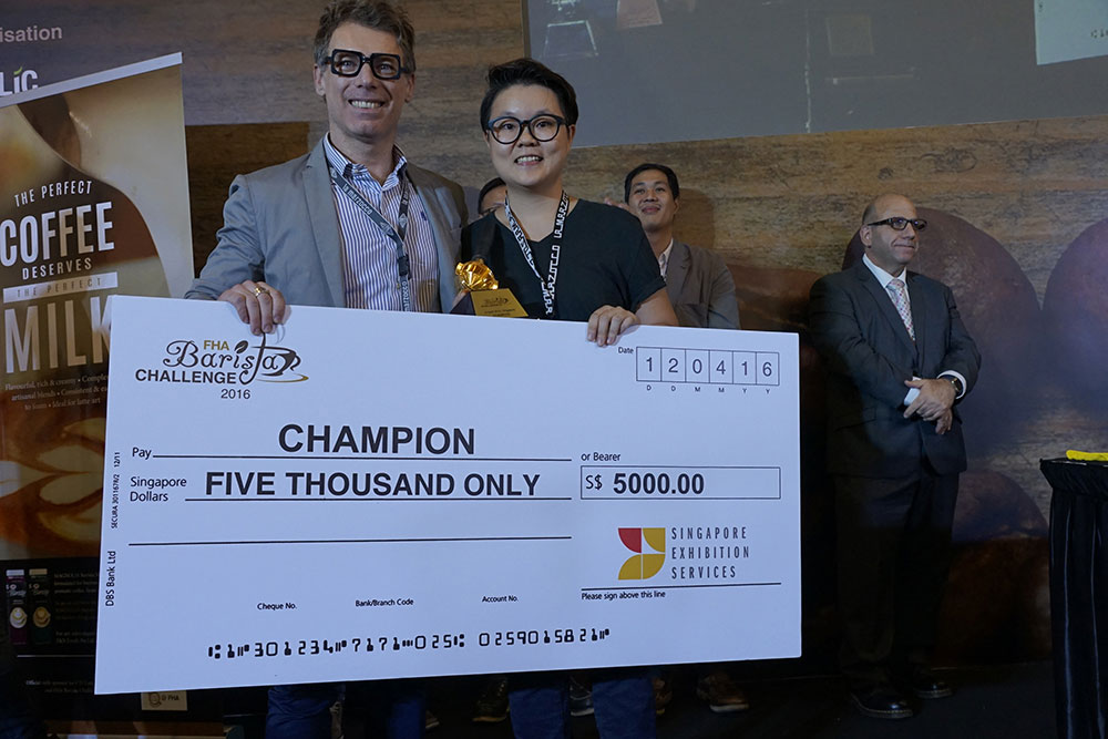 Sam Tan Sze Yuin của Malaysia (phải) đoạt ngôi quán quân FHA Barista Challenge 2016 cùng phần thưởng trị giá 5.000 đô la Singapore 