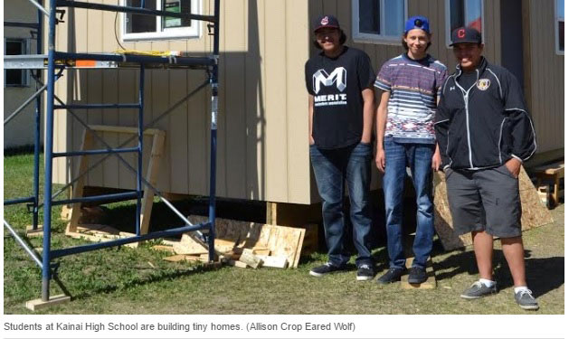 Học sinh Trường Kainai bên căn nhà nhỏ họ tự xây dựng - Ảnh chụp màn hình Cbc.ca