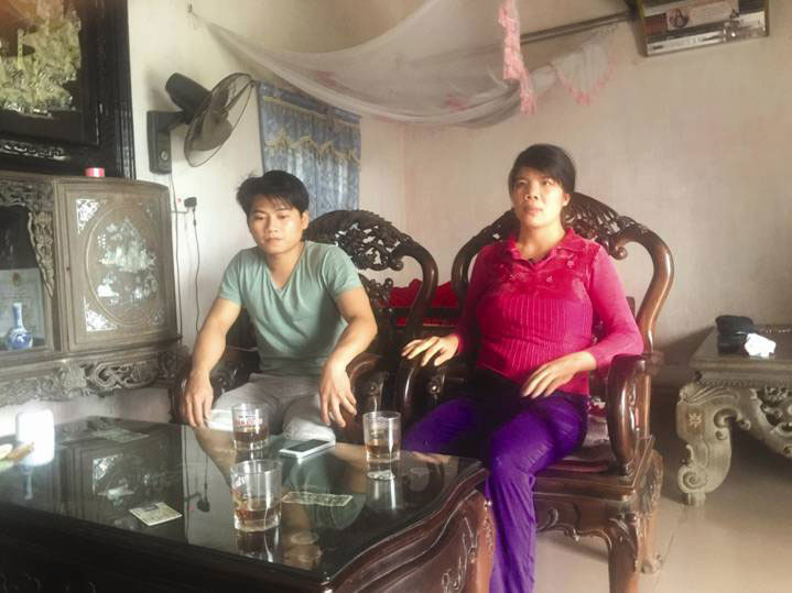Vợ chồng anh Nguyễn Văn Phi- Vũ Thị Hiền kể lại diễn biến tử vong của cháu bé - Ảnh: Văn Đông