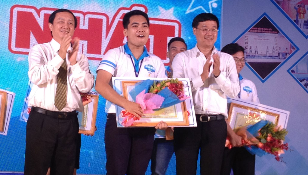 Anh Lê Quốc Phong (phải) trao giải cho các thí sinh - Ảnh: Lê Thanh