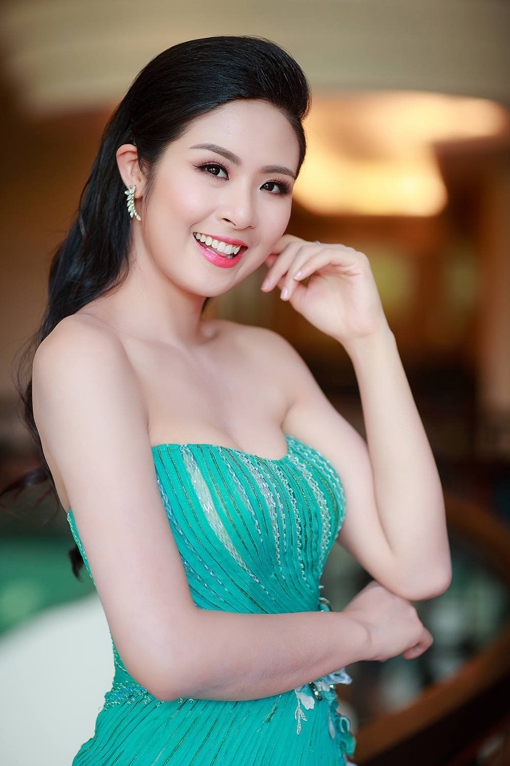  Là một trong những người đẹp hiếm hoi không bị vướng phải các scandal, Hoa hậu Ngọc Hân ngày càng đắt show trên ghế nóng