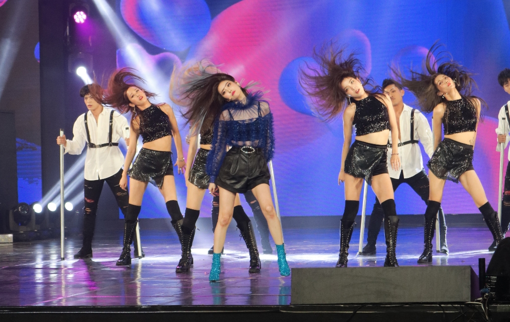 Bên cạnh giai điệu quen thuộc của Siren và Gashina cựu thành viên nhóm Wonder Girls còn khiến khán giả “mãn nhãn” với những màn vũ đạo đẹp mắt, sôi động 