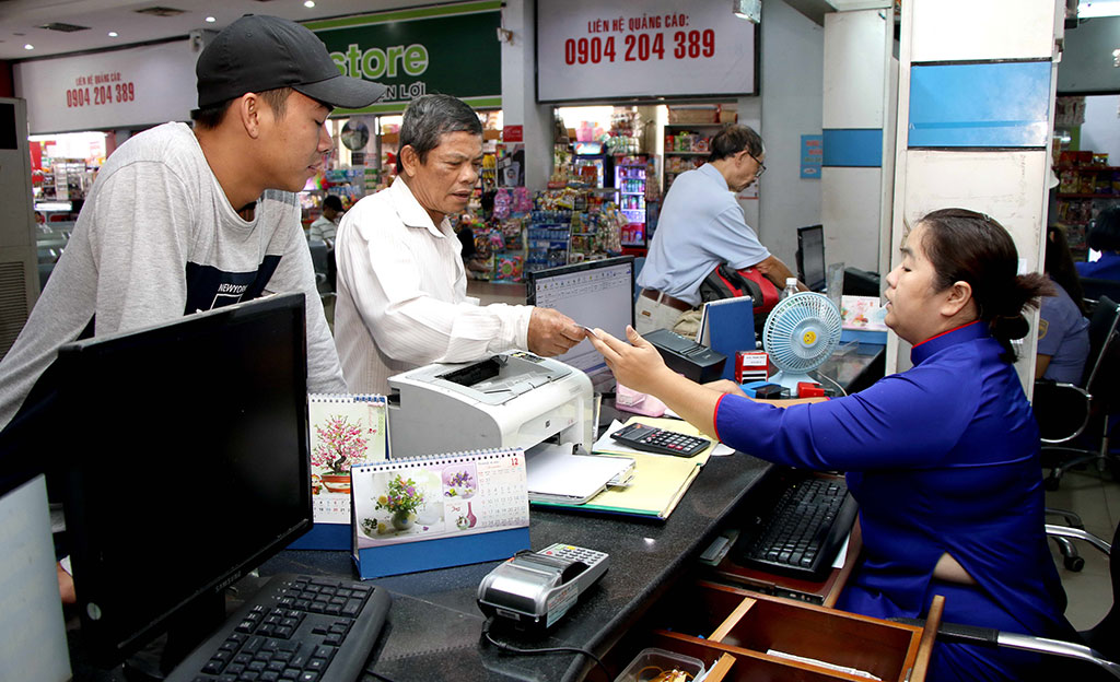  Hành khách mua vé tại ga xe lửa Sài Gòn Ảnh: Khả Hòa