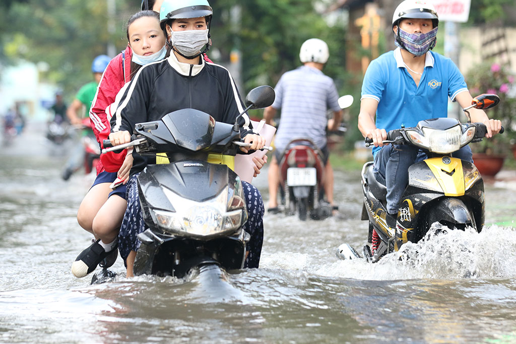 Triều cường, ngập nước trên đường Huỳnh Tấn Phát (Q.7, TP.HCM) ảnh: Khả Hòa