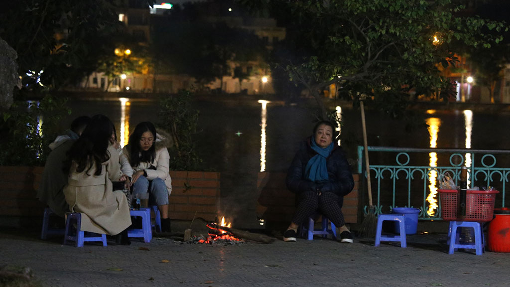   Trời lạnh vắng khách, nhiều quán nước vỉa hè ở Hà Nội phải đốt lửa để hút khách đến uống nước, sưởi ấm  ẢNH: NGỌC THẮNG