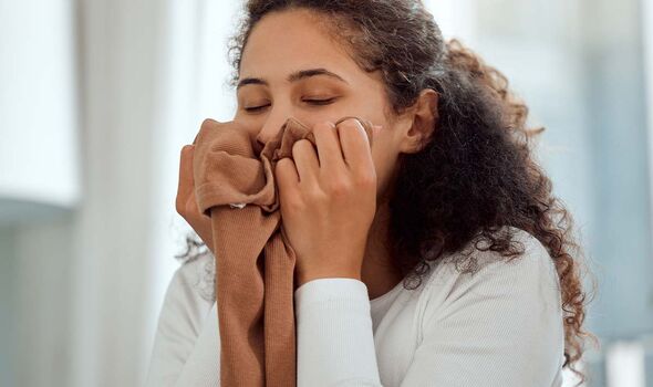 Nghiên cứu: Bài thuốc kỳ lạ từ 'mùi người yêu' có tác dụng như thuốc ngủ - ảnh 1