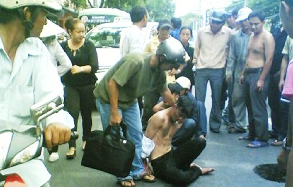 Trinh sát Công an TP.HCM bắt hai nghi can cướp giật ở trung tâm Sài Gòn - Ảnh: Ngọc Thọ
