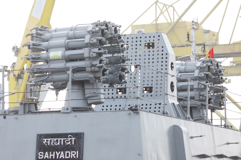 Dàn tên lửa tối tân trên Khu trục tàng hình Hải quân Ấn Độ INS Sahyadri (F49) đến Đà Nẵng