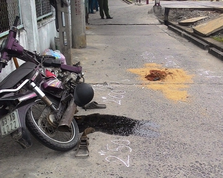 Xe máy bị hất văng xa 5 mét - Ảnh: Nguyễn Tú