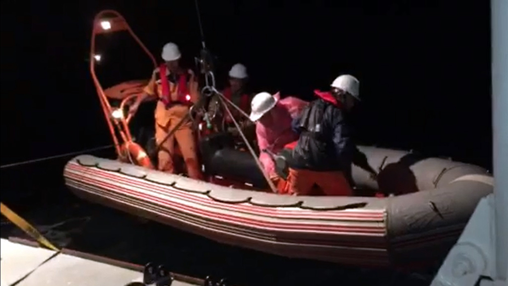 Lực lượng tàu SAR 412 hạ xuồng cứu ngư dân - Ảnh: Nguyễn Tú