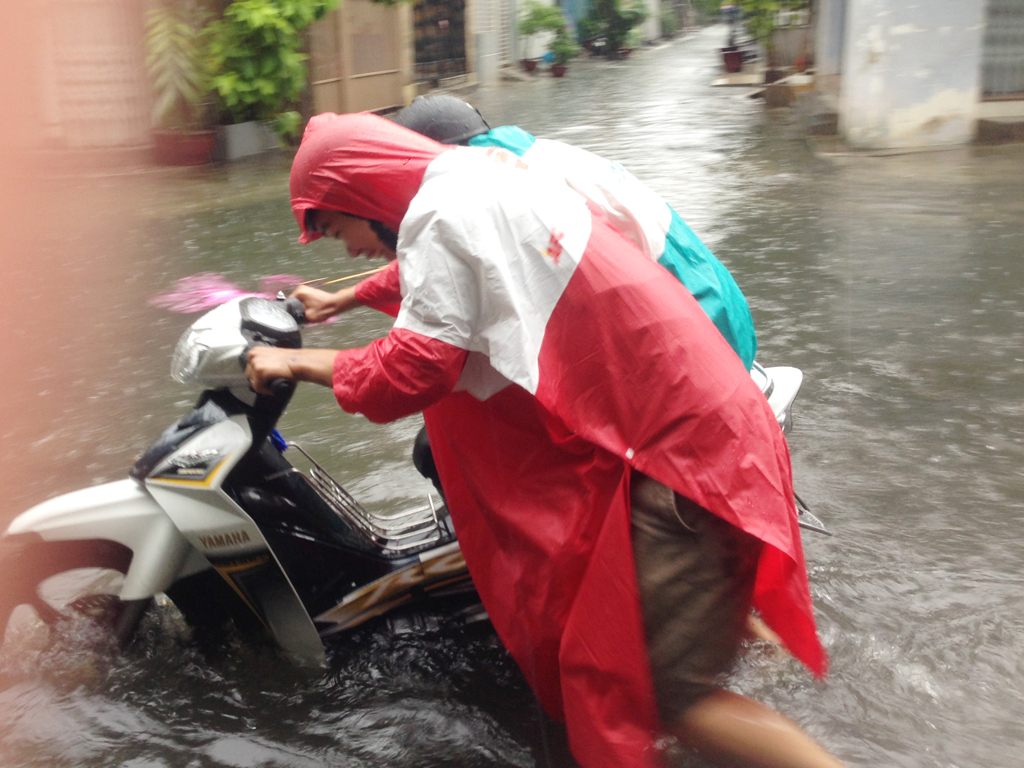 Sau 3 tiếng mưa lúc rạng sáng, nhiều điểm ngập cũ tại Đà Nẵng tái diễn cảnh lênh láng nước - Ảnh: Nguyễn Tú