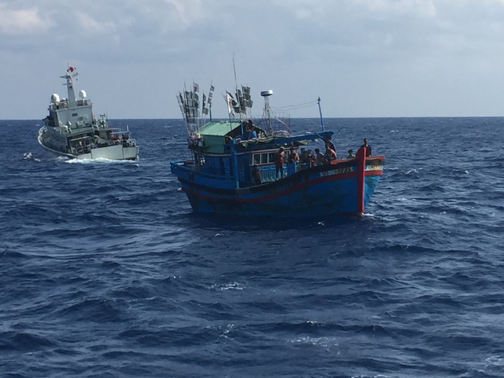 Tàu hải cảnh Trung Quốc kèm sát tàu cá KH96977 hôm 22.10 ngăn không cho SAR 412 tiếp cận - Ảnh: Xuân Sơn