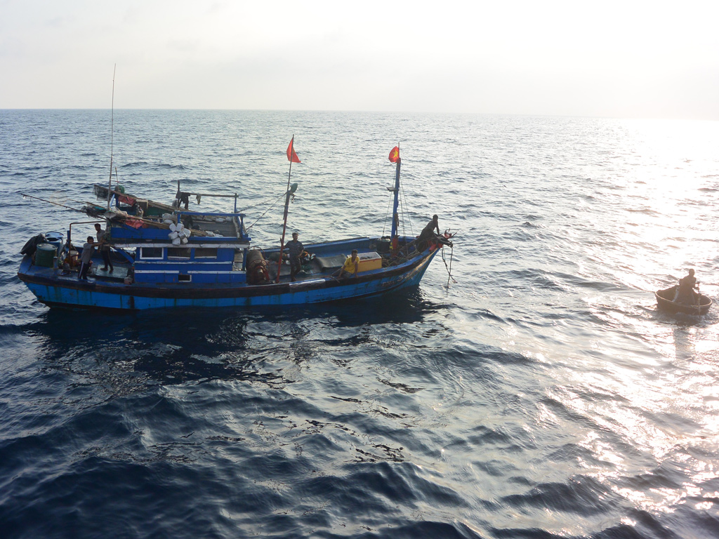 Tàu cá và 7 ngư dân trôi dạt ở vùng biển cách Đà Nẵng gần 50 hải lý