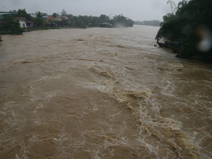Lũ các sông miền Trung đang lên sau đợt mưa lớn - Ảnh: Nguyễn Tú