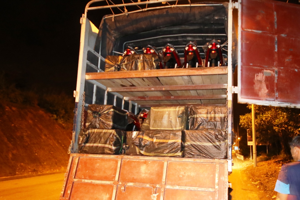 Xe tải chở 12 thùng chân, đuôi bò hôi thối - Ảnh: Nguyễn Tú