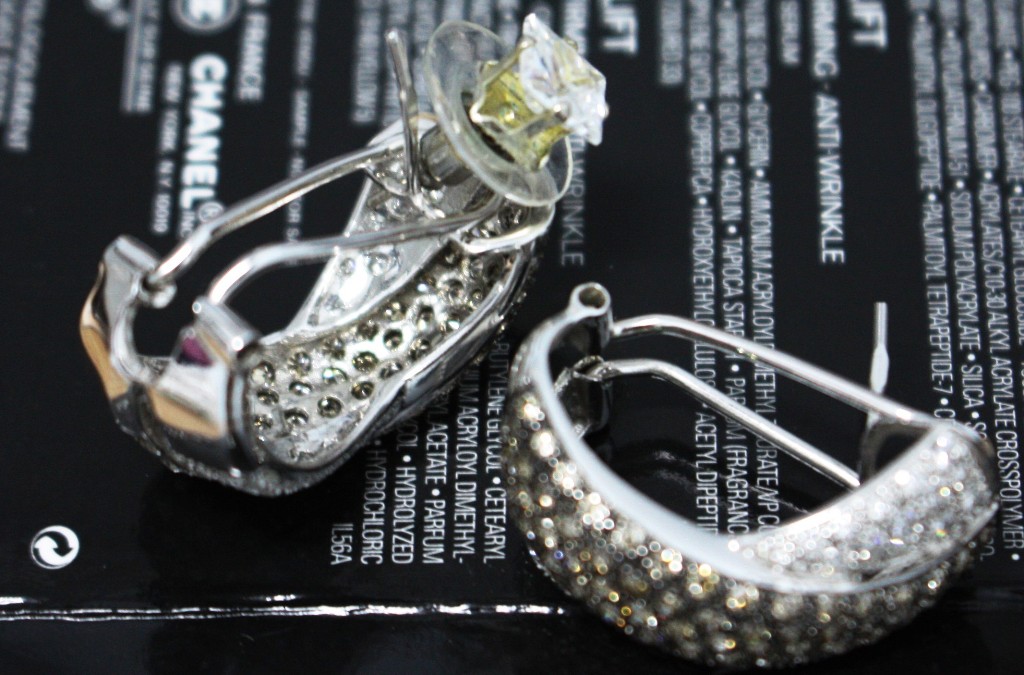 Đôi hoa tai kim cương trị giá hơn 1 tỉ đồng của du khách đã được công an Đà Nẵng tìm thấy - Ảnh: N.Tú