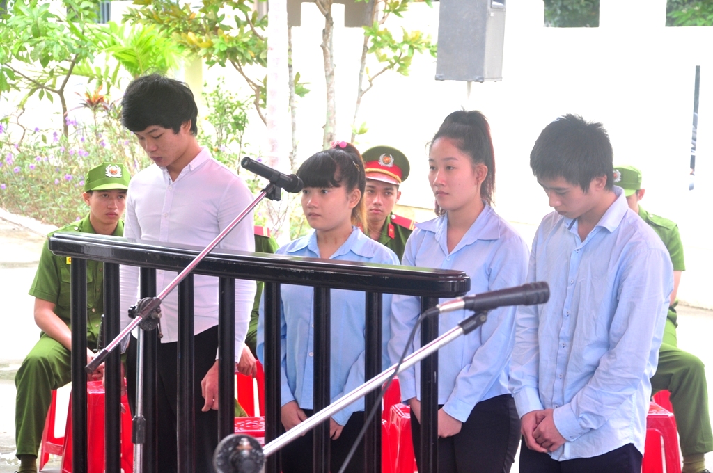 Từ trái qua: Huy, Lài, Huyền, Thuận lãnh án - Ảnh: Nguyễn Tú