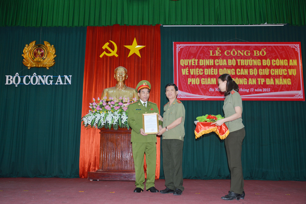 Đại tá Lê Quốc Dân (bên trái) nhận quyết định