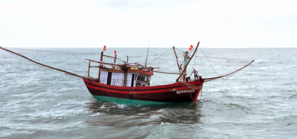 Tàu bị nạn cùng 6 ngư dân được ứng cứu kịp thời - Ảnh: Nguyễn Tú