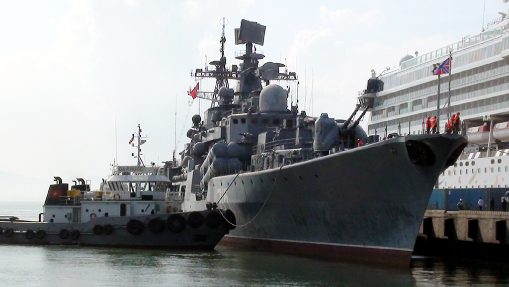 Tàu lai của Cảng Tiên Sa đưa tàu khu trục Bystry cập cầu cảng