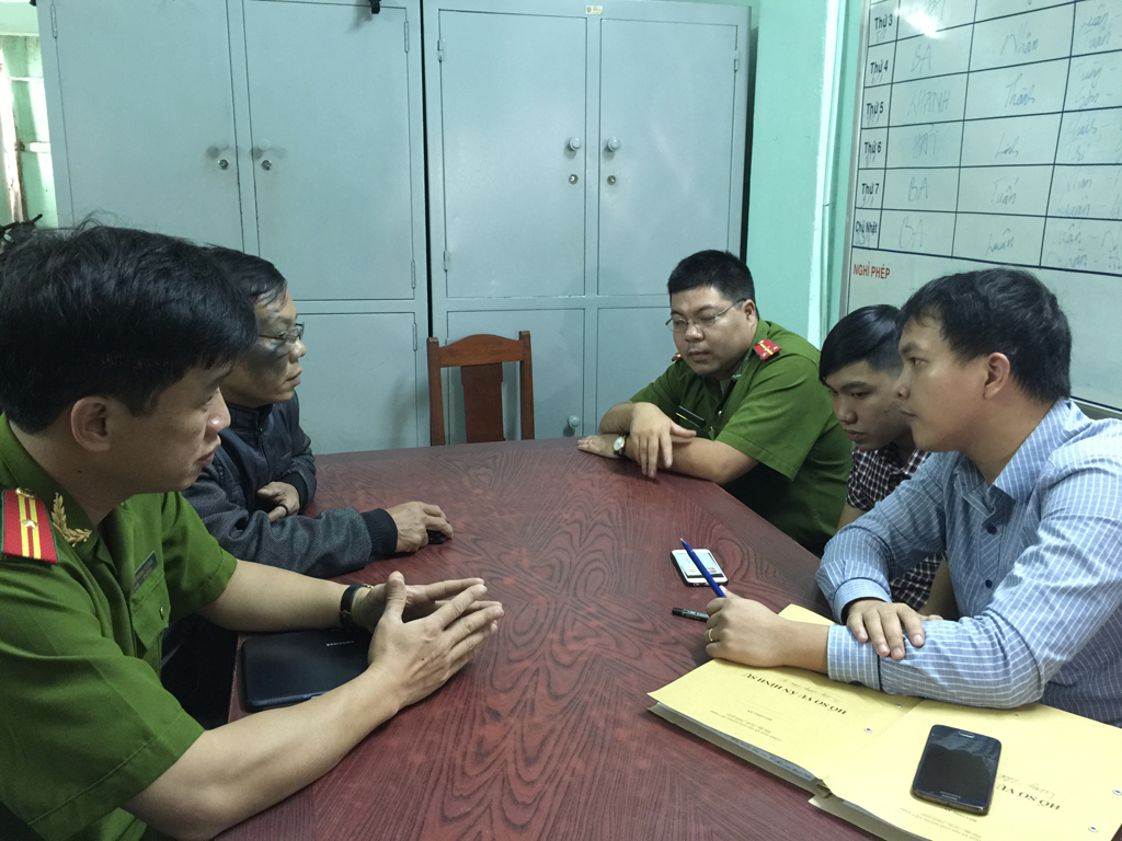 Cơ quan điều tra Bắc Ninh và Đà Nẵng làm việc với Vỹ và gia đình - Ảnh: Nguyễn Tú