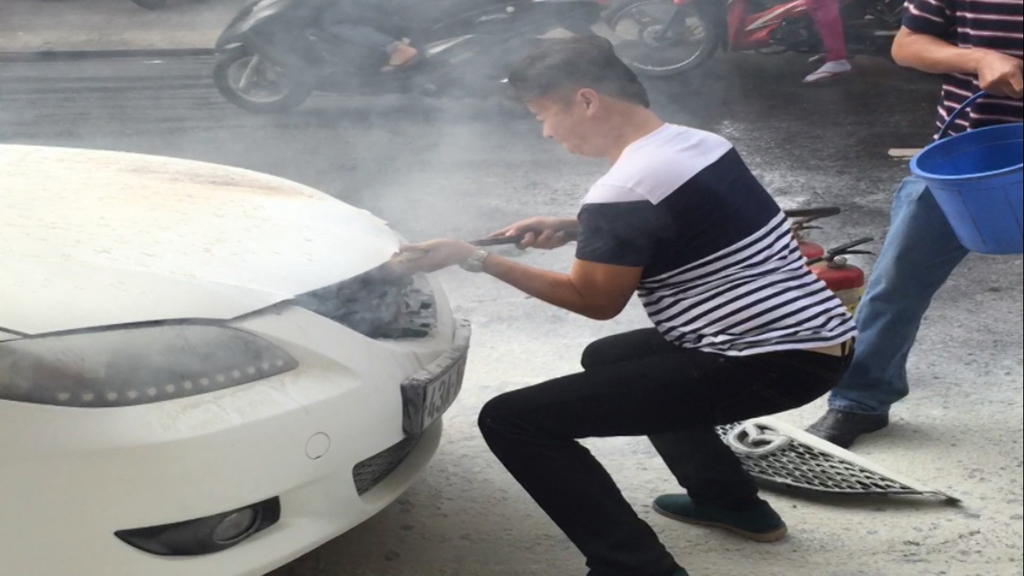 Đám cháy được dập tắt nhưng xe hư hỏng nặng phần động cơ - Ảnh: Nguyễn Tú