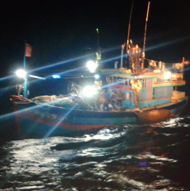 Tàu QNg 94499 được cứu trong đêm - Ảnh: SAR 274 cung cấp