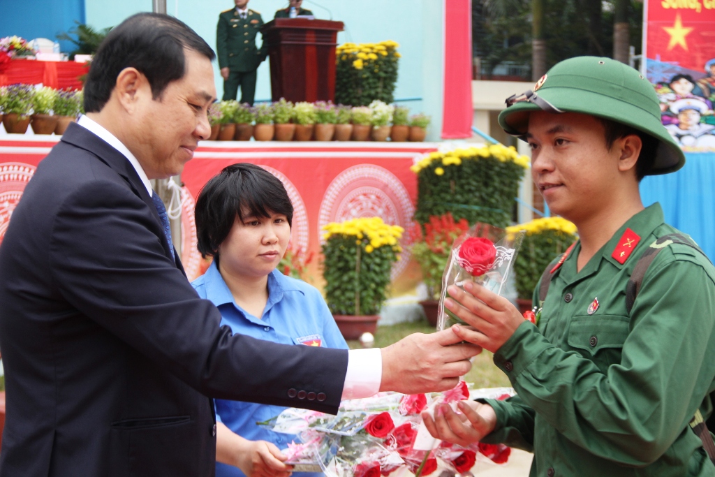 Chủ tịch UBND thành phố Huỳnh Đức Thơ tặng hoa các tân binh quận Thanh Khê - Ảnh: Nguyễn Tú