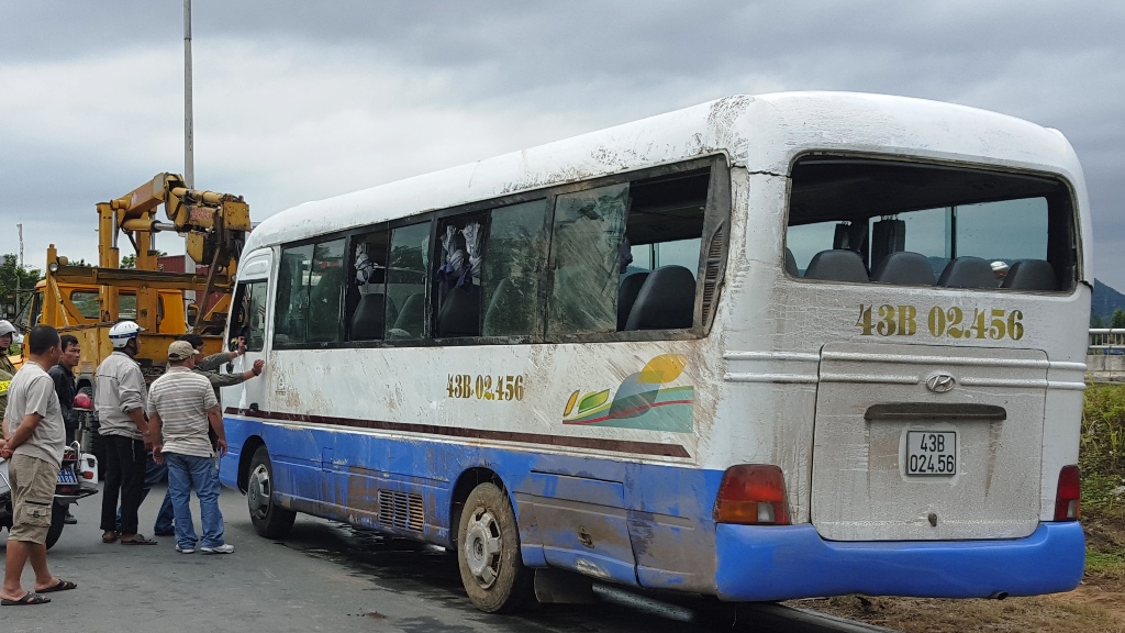 Xe cứu hộ giải phóng hiện trường; xe khách chở công nhân hư hỏng nặng - Ảnh: Nguyễn Tú