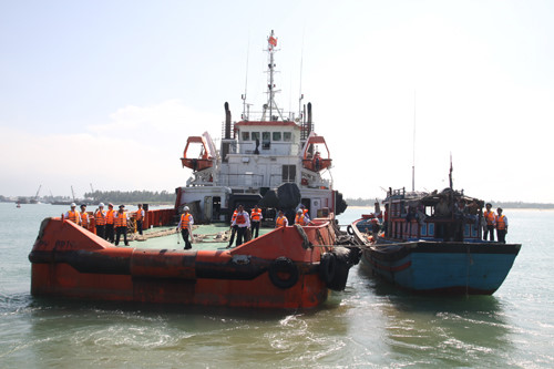 Lực lượng Cảnh sát biển sát cánh hỗ trợ ngư dân trên biển - Ảnh: Nguyễn Tú