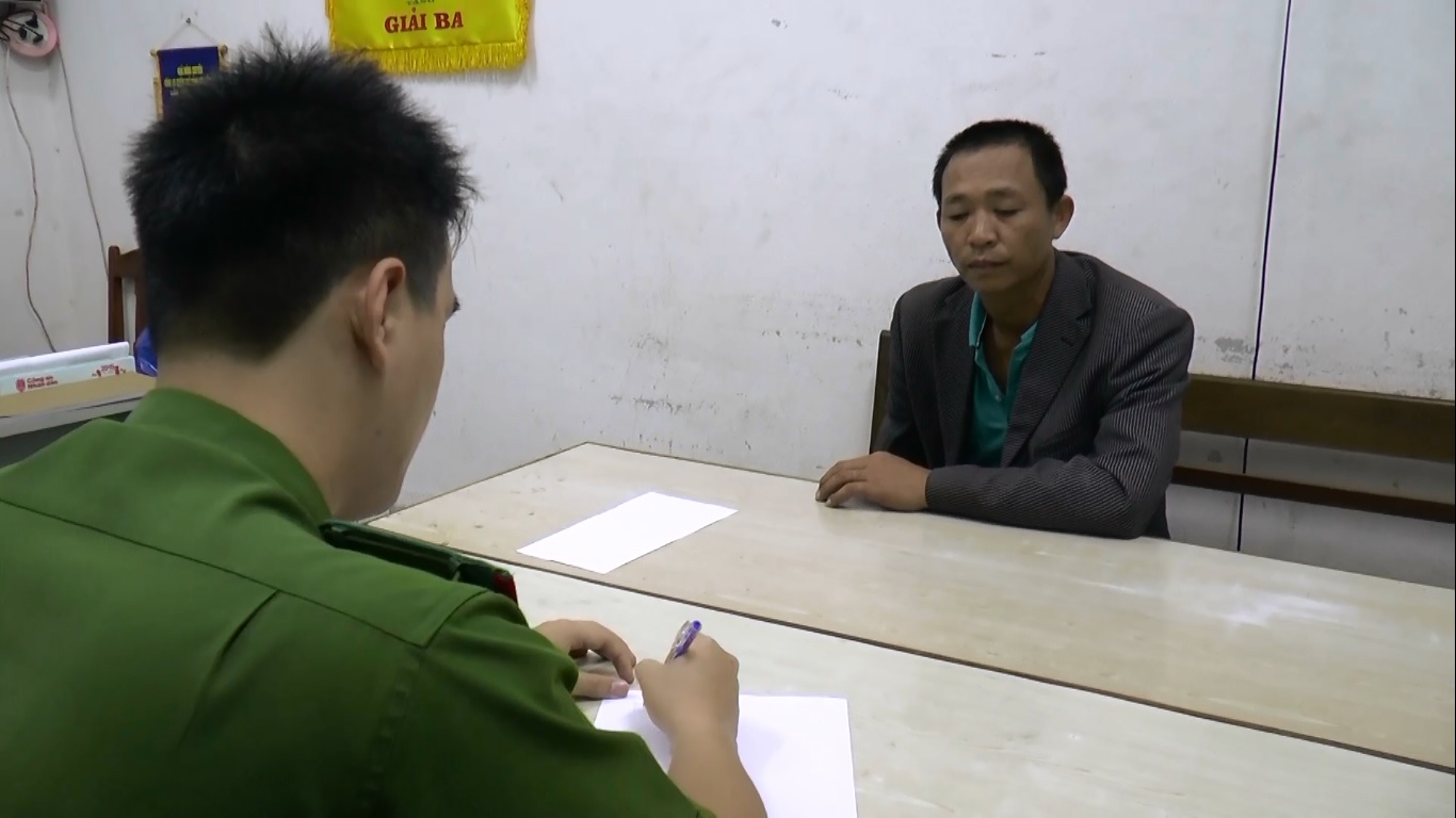 Trần Văn Dạ tại trụ sở công an - Ảnh: Nguyễn Tú