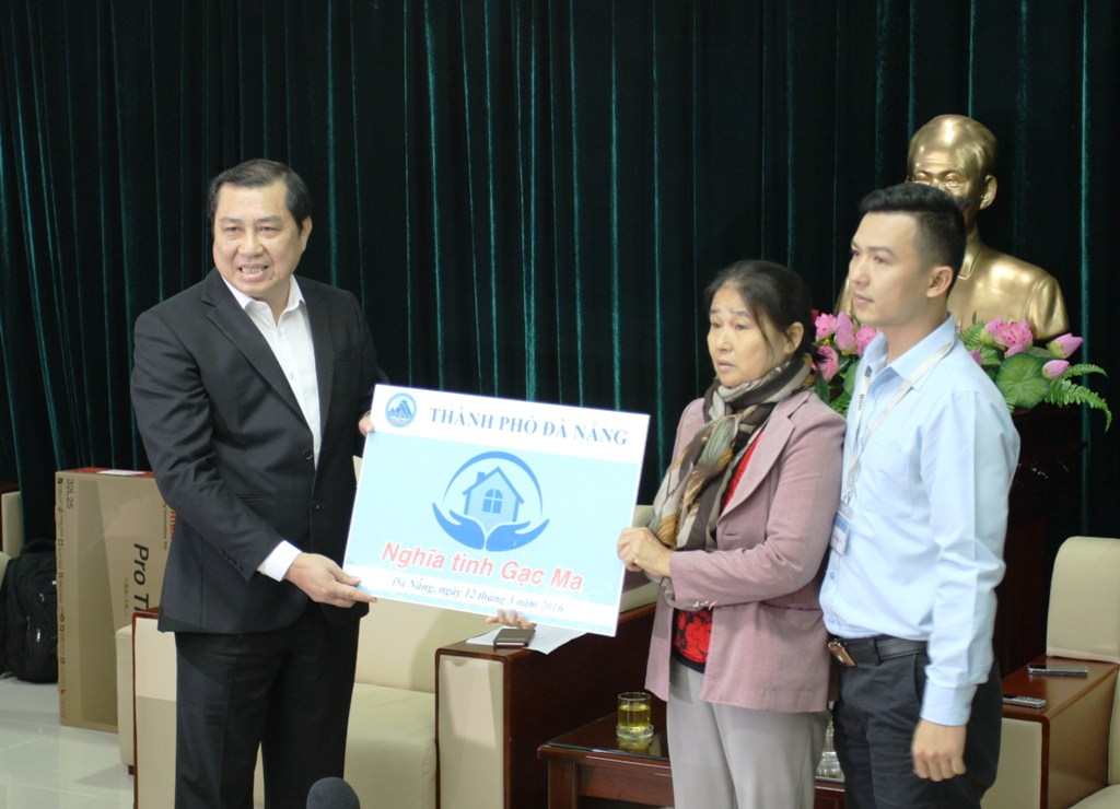 Chủ tịch UBND TP.Đà Nẵng Huỳnh Đức Thơ trao căn hộ cho bà Nguyễn Thị Tần và anh Vũ Xuân Khoa