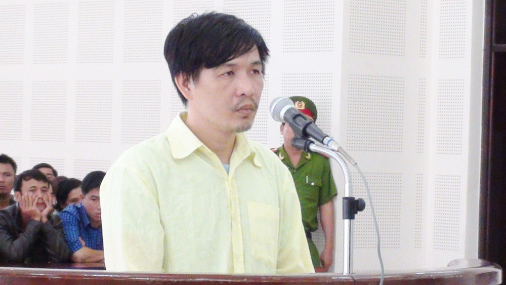 Hồ Văn Thương không trả lời bất kỳ câu hỏi nào của tòa nhưng khi HĐXX yêu cầu trở về chỗ ngồi thì Thương thực hiện ngay - Ảnh: Nguyễn Tú