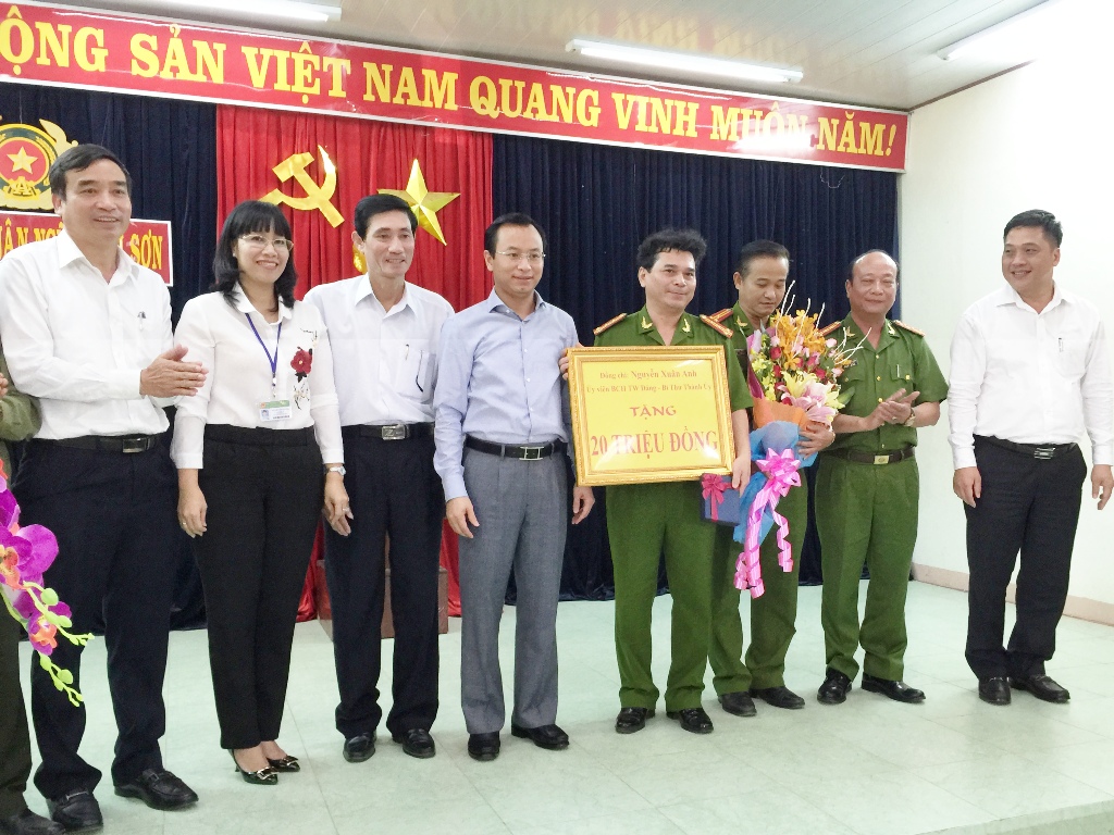 Bí thư Thành ủy Đà Nẵng Nguyễn Xuân Anh thưởng ban chuyên án CM16 20 triệu đồng - Ảnh: Nguyễn Tú