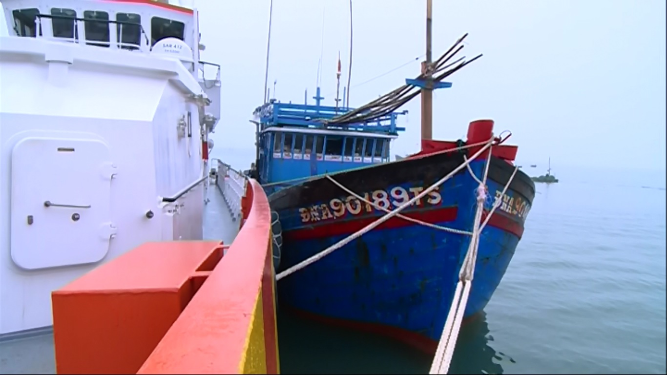 Tàu ĐNa 90189 vào bờ an toàn - Ảnh: Nguyễn Tú 